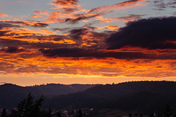 Obraz premium zachmurzone niebo podczas zachodu słońca 