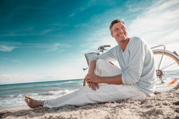Mann am Strand entspannt