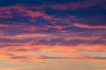 Obraz premium zachmurzone niebo podczas zachodu słońca 
