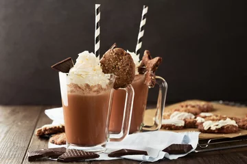 Crédence de cuisine en verre imprimé Chocolat Tasses de chocolat chaud et biscuits, mise au point sélective