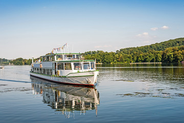 Naklejka premium Ausflugdampfer auf dem Baldeneysee