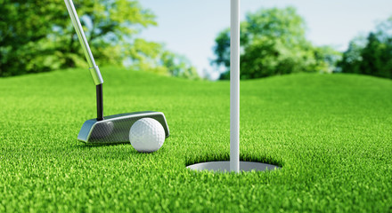 Golfball beim Putten mit Landschaft