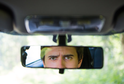 Grimmiger Blick im R&uuml;ckspiegel