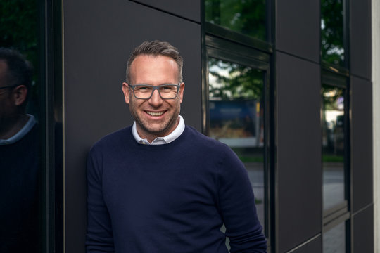Attraktiver Mann l&auml;chelt in die Kamera