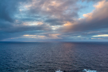 Obraz premium Fantastyczny widok na ciemne zachmurzone niebo. Dramatyczna i malownicza scena wieczorna. Madera, Portugalia.