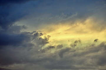 Beeindruckender Wolkenhimmel am Abend nach einem Gewitter