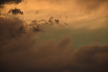 Beeindruckender Wolkenhimmel am Abend nach einem Gewitter