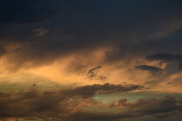 Beeindruckender Wolkenhimmel am Abend nach einem Gewitter