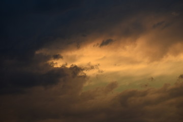 Beeindruckender Wolkenhimmel am Abend nach einem Gewitter