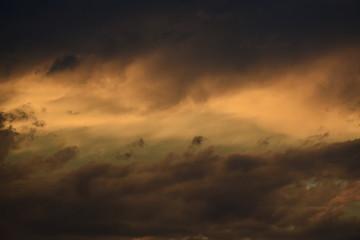 Beeindruckender Wolkenhimmel am Abend nach einem Gewitter