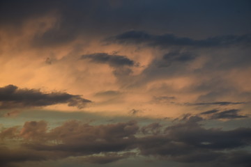 Beeindruckender Wolkenhimmel am Abend nach einem Gewitter