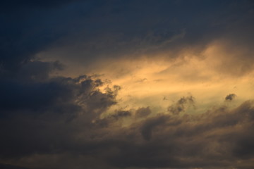 Beeindruckender Wolkenhimmel am Abend nach einem Gewitter