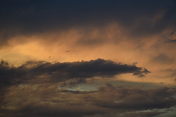 Fototapeta premium Beeindruckender Wolkenhimmel am Abend nach einem Gewitter
