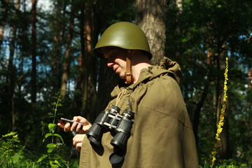 Военный разведчик в летнем лесу 