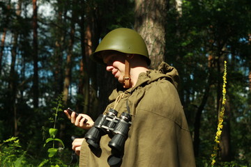 Военный разведчик в летнем лесу 