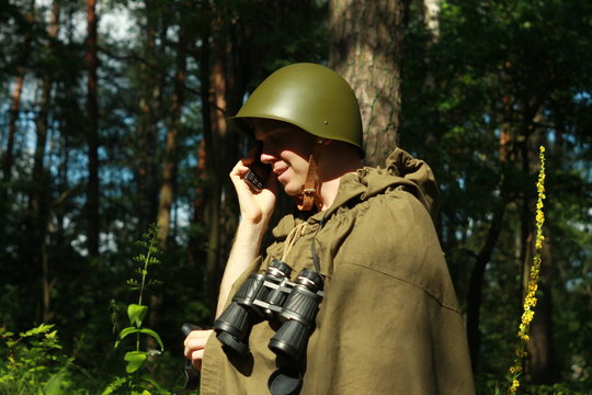Военный разведчик в летнем лесу 