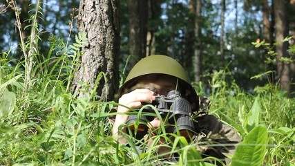 Военный разведчик в летнем лесу 