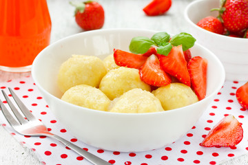 Lazy cheese dumplings with fresh strawberry