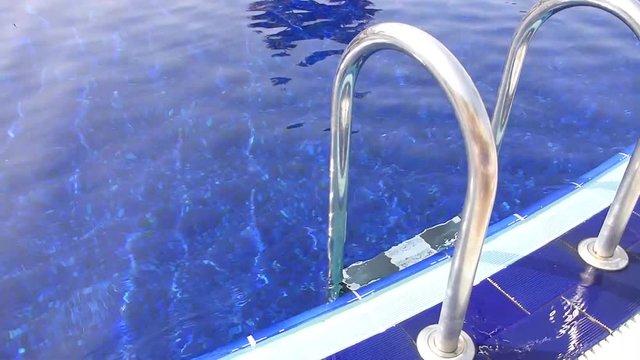 Une &eacute;chelle de piscine