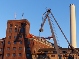 Flechtheimspeicher und Rhenusspeicher aus rotbraunem Backstein, alter Hafenkran und Schornstein des...
