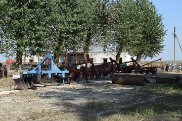 Plows, seeders and other equipment to the hitch for tractors