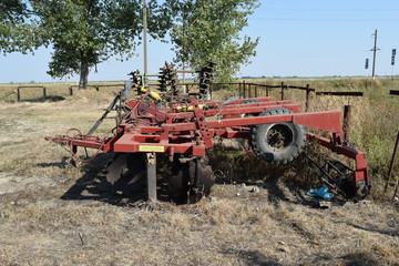 Plows, seeders and other equipment to the hitch for tractors