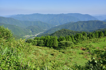 Fototapeta na wymiar 四国カルストの山の上から見た国道440号