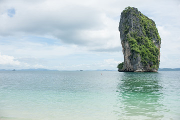 Naklejka premium Poda Island, Speed boats and Thai traditional boat anchored in a amazing blue water beach in Krabi, Thailand.