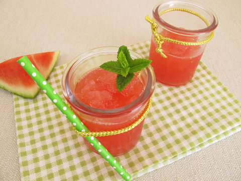Slush Eis mit Melone und Minze