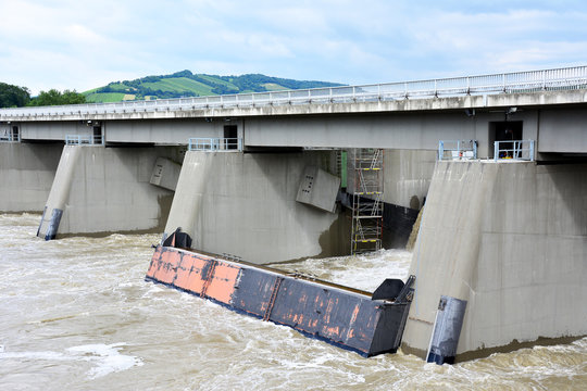 Einlaufbauwerk Langenzersdorf mit offener Schleuse bei Donau Hochwasser