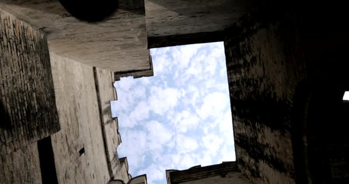 nuvole sfilano tra mura medioevali
