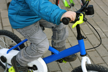 Obraz premium Dziecko kontroluje rower.