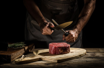 Chef slager bereidt biefstuk