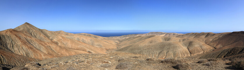 Fototapeta na wymiar Collines désertiques et volcans de l'île de Fuerteventura