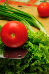 Tomato, lettuce and green onion