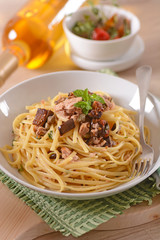 spaghetti con tonno, melanzane e capperi