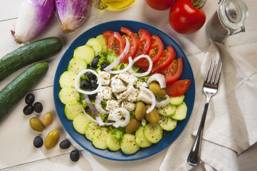 insalata greca in un piatto blu