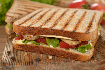 Sandwich with chicken and vegetables