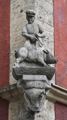 Fototapeta na wymiar stone sculpture at the corner of the old house