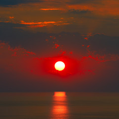 Obrazy na Szkle  Wschód słońca ze śladem słońca na morzu