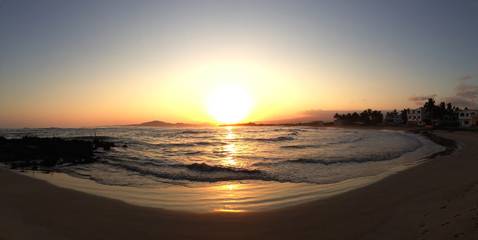 Obraz premium Sunset beach Puerto Villamil Panorama