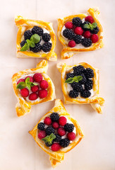 Puff pastry cakes with cream filling