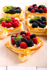 Puff pastry cakes with cream filling