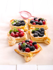 Puff pastry cakes with cream filling