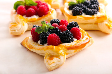 Puff pastry cakes
