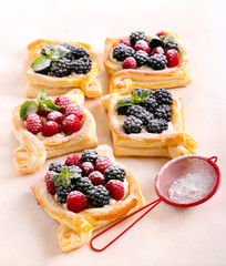 Puff pastry cakes with cream filling