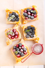 Puff pastry cakes with cream filling