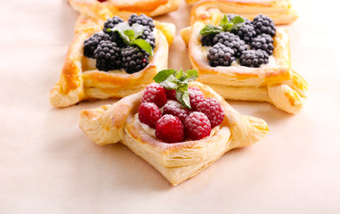 Puff pastry cakes with cream filling