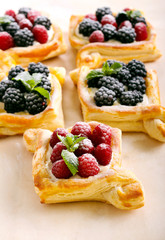 Puff pastry cakes with cream filling