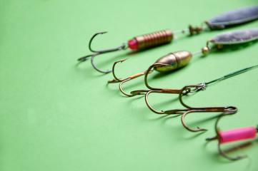 Fototapeta premium fishing hooks on a green backgound